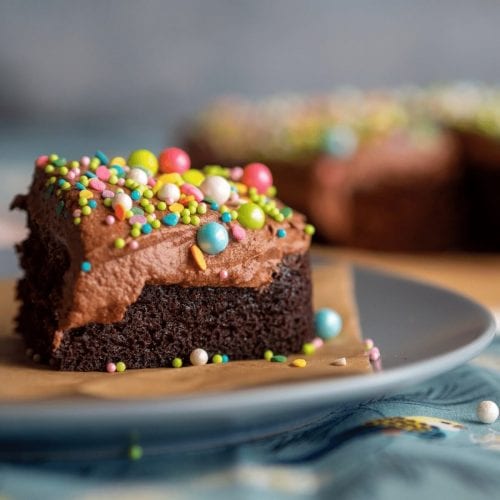 Premium Photo | Modern chocolate cake with berries